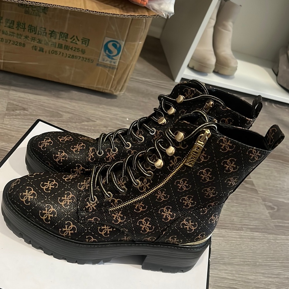 Guess boots, brand new never worn, size 9